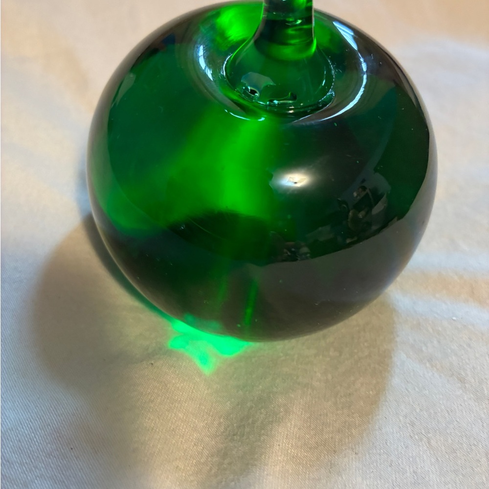 Murano style Green Glass Decorative Apple Paperweight Art blown glass - Picture 2 of 7